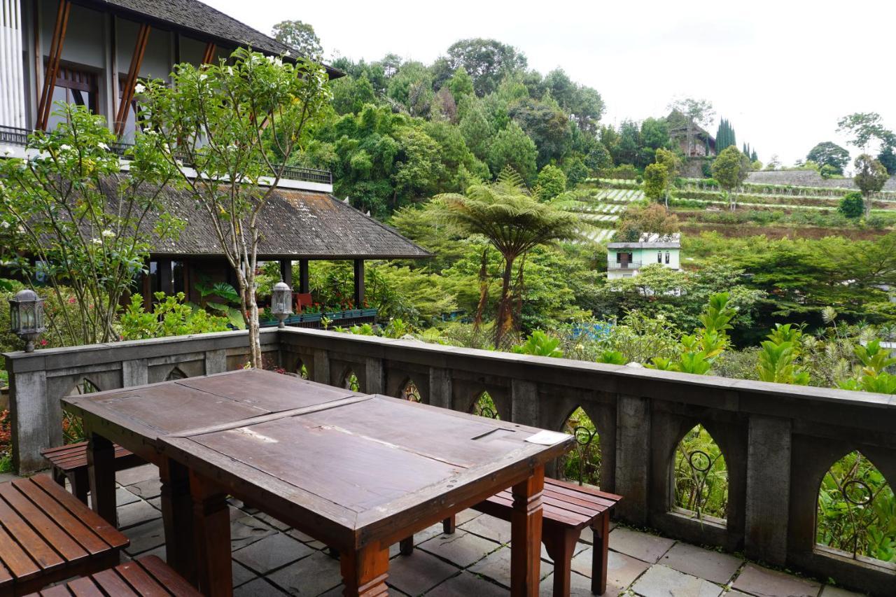 Rumah Stroberi Organic Farm & Family Lodge Lembang Esterno foto