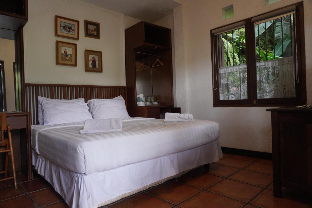 Rumah Stroberi Organic Farm & Family Lodge Lembang Esterno foto