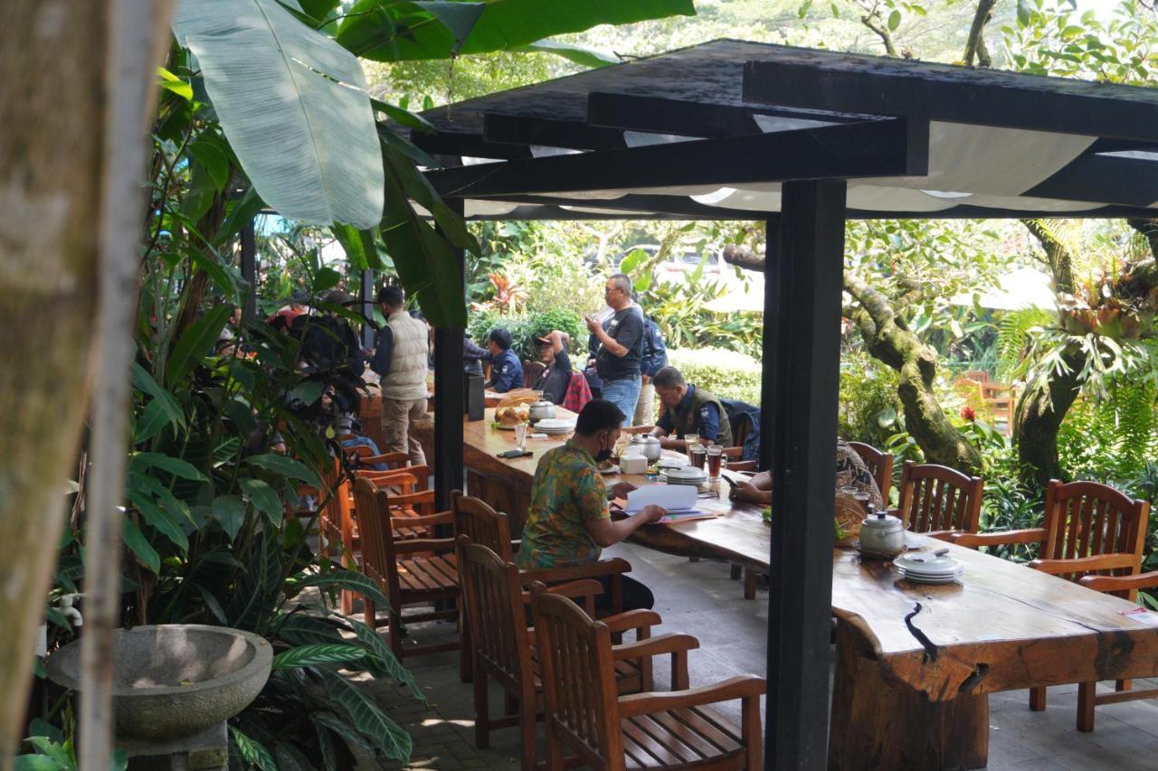 Rumah Stroberi Organic Farm & Family Lodge Lembang Esterno foto