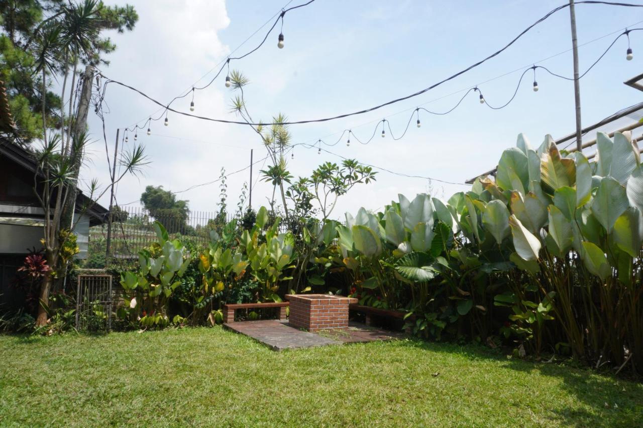 Rumah Stroberi Organic Farm & Family Lodge Lembang Esterno foto
