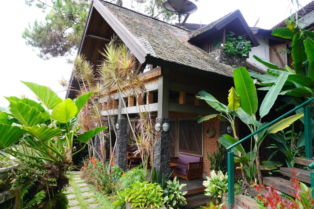 Rumah Stroberi Organic Farm & Family Lodge Lembang Esterno foto