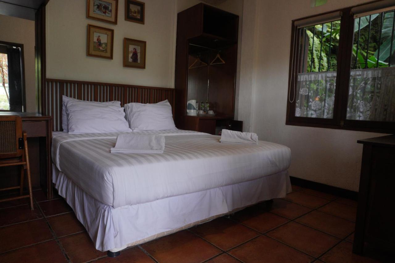 Rumah Stroberi Organic Farm & Family Lodge Lembang Esterno foto