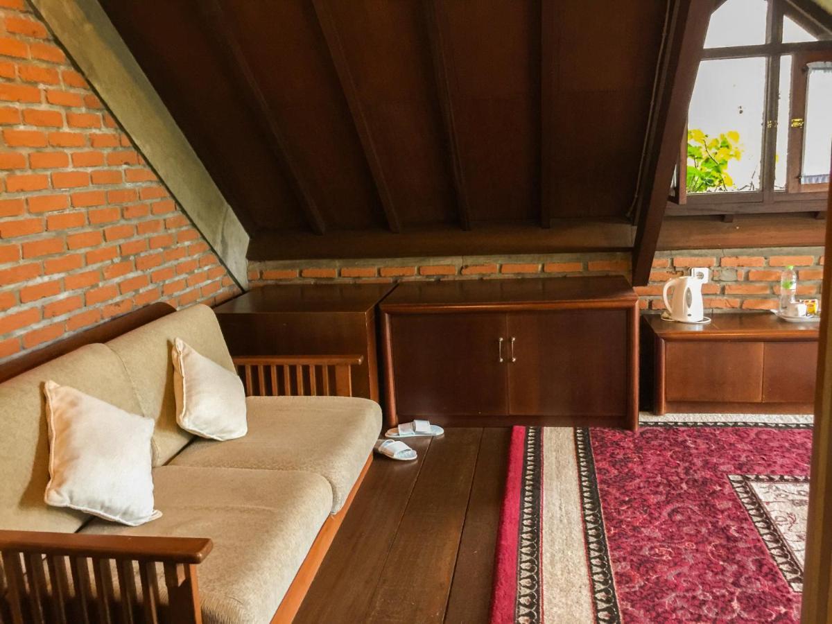 Rumah Stroberi Organic Farm & Family Lodge Lembang Esterno foto