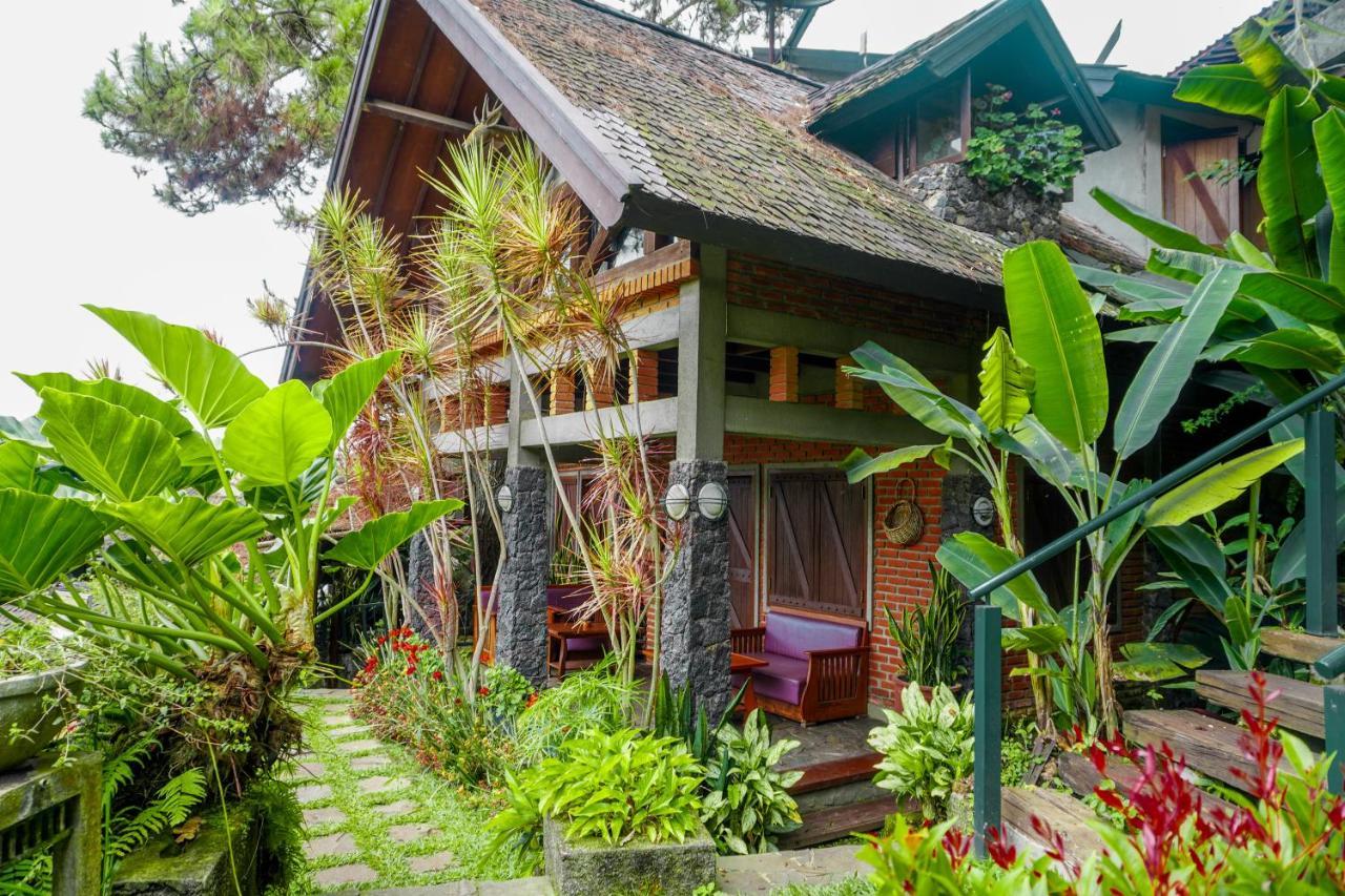 Rumah Stroberi Organic Farm & Family Lodge Lembang Esterno foto