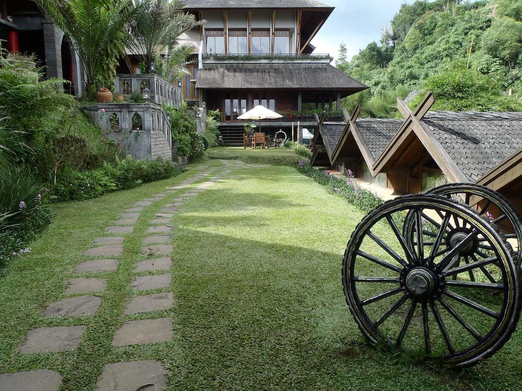 Rumah Stroberi Organic Farm & Family Lodge Lembang Esterno foto