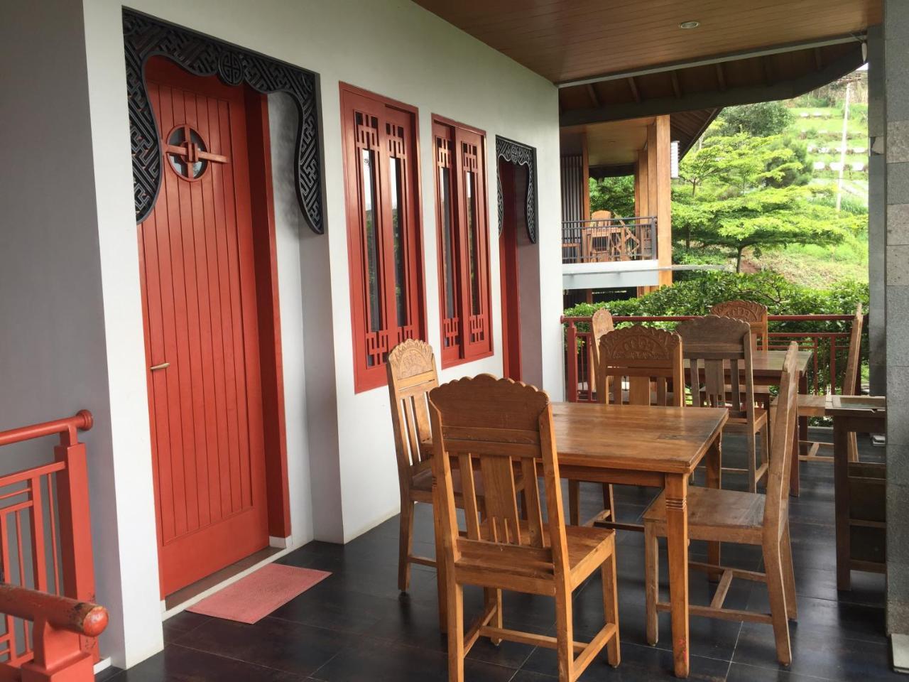 Rumah Stroberi Organic Farm & Family Lodge Lembang Esterno foto