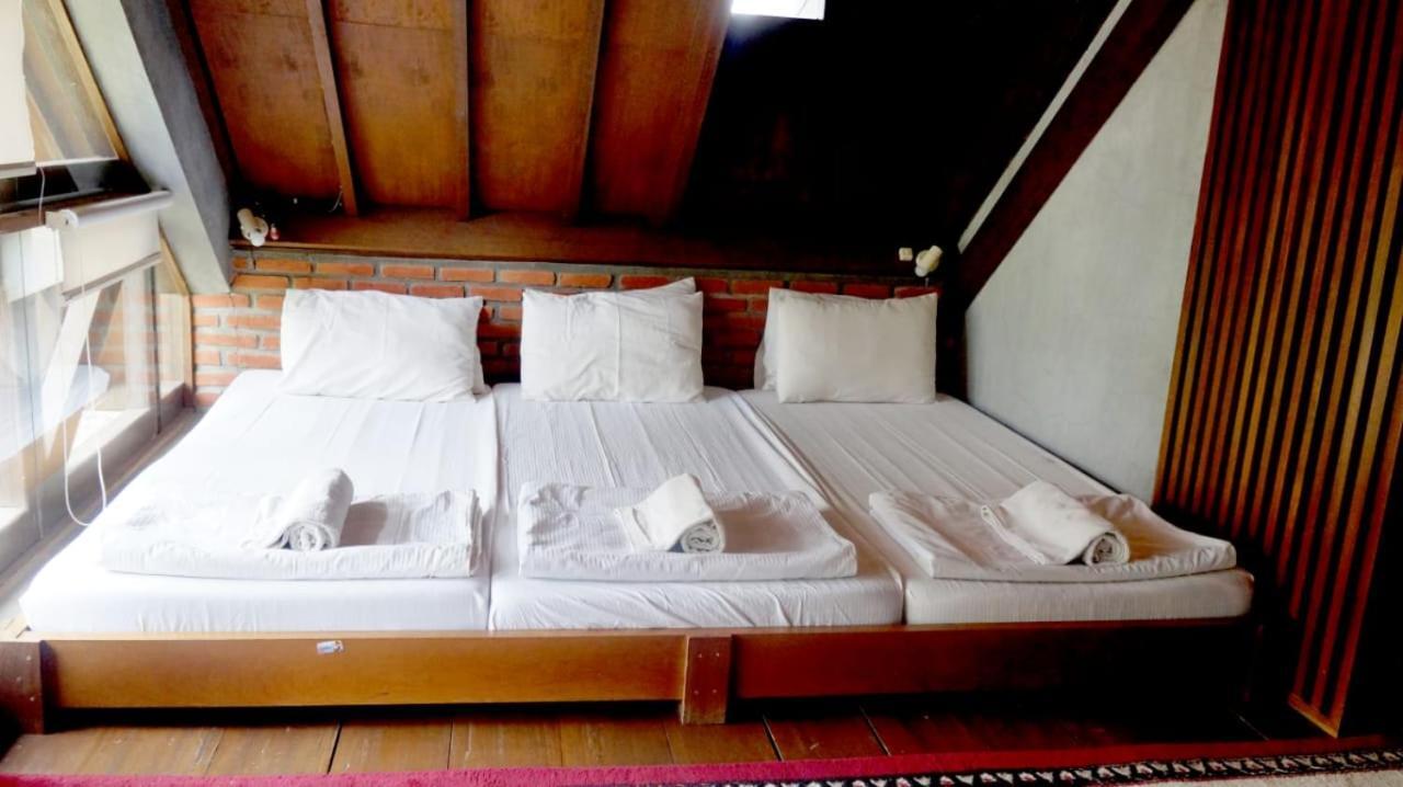 Rumah Stroberi Organic Farm & Family Lodge Lembang Esterno foto